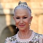 Bolj mladostno ne gre: 77-letna Helen Mirren navdušila v modnem roza kostimu in visokih belih salonarjih (nosila je tudi zanjo značilen modni dodatek)