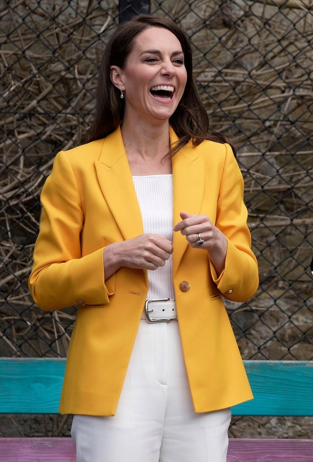 Kate Middleton je prispela v Kelly Holmes Trust v Bathu v ležerni, a še vedno elegantni obleki, sestavljeni iz belih …