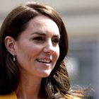 Neznansko svež pomladni stajling Kate Middleton z belimi supergami, ki jih obožujejo tudi Slovenke