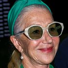Pajkice pri vseh starostih: 77-letna Helen Mirren v glamuroznem Cannesu navdušila v črnih pajkicah in pomladnem plašču
