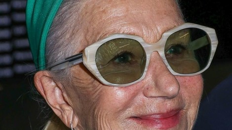 Pajkice pri vseh starostih: 77-letna Helen Mirren v glamuroznem Cannesu navdušila v črnih pajkicah in pomladnem plašču