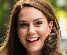 Kate Middleton kot gostja na poroki ukradla vso pozornost v zasanjani roza obleki z dolgimi rokavi, vredni njenega princesjega naziva
