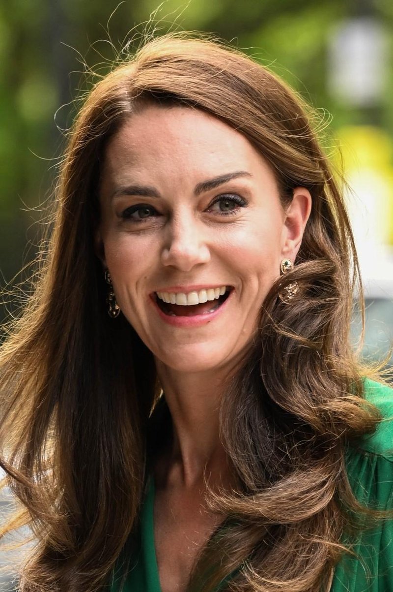 Kate Middleton kot gostja na poroki ukradla vso pozornost v zasanjani roza obleki z dolgimi rokavi, vredni njenega princesjega naziva (foto: Profimedia)