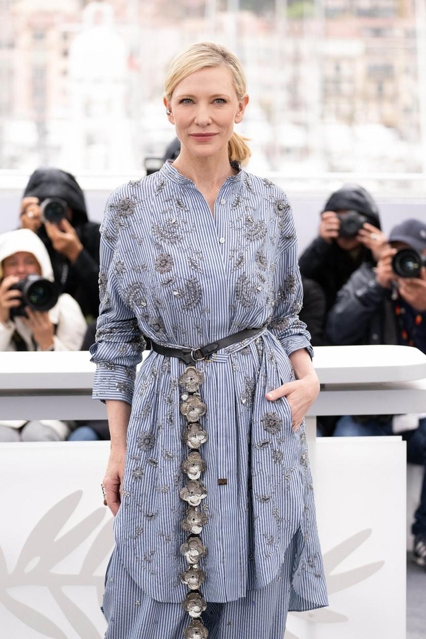 Nosila je namreč bombažni komplet francoske modne hiše Louis Vuitton iz njihove predjesenske kolekcije za leto 2023. Komplet širokih črtastih …