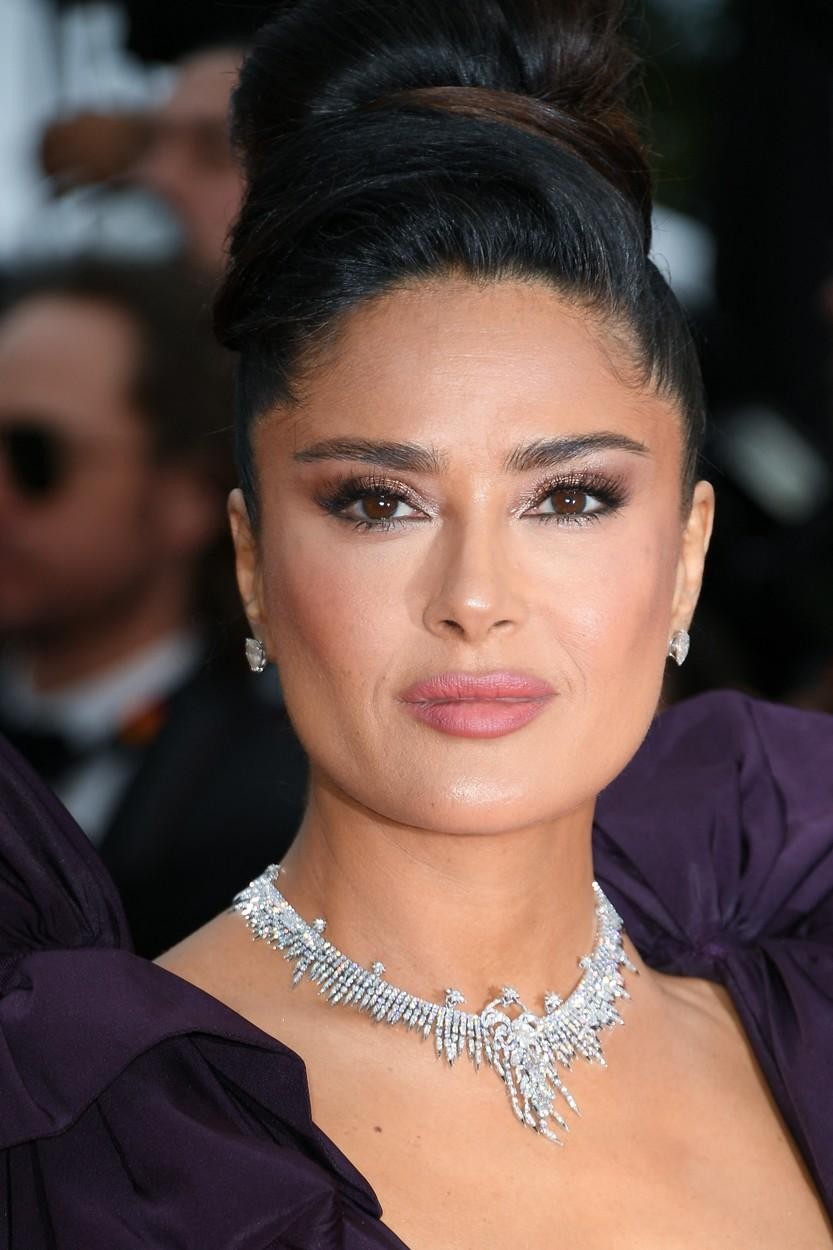 Salma Hayek je ena izmed tistih žensk, katere zanimiva osebnost se nemalokrat odraža tudi v izbiri njenih stajlingov. To se …