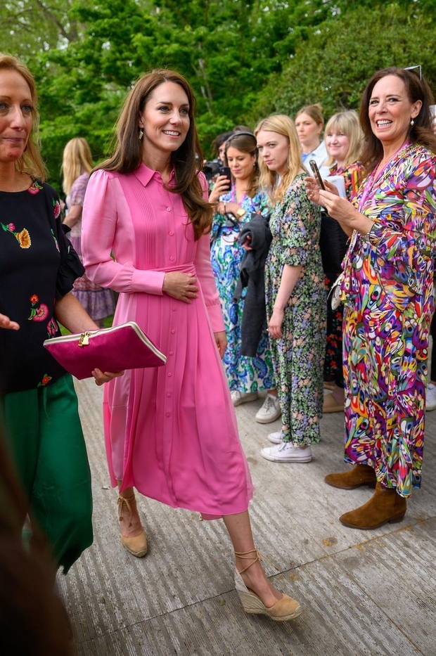 Potem ko je princesa Kate s šolarji uživala na pikniku, se jim je pridružila na obisku treh letošnjih razstavnih vrtov, …