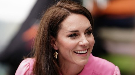 Kate Middleton uteleša pomlad v čudoviti rožnati srajčni obleki in espadrilah s polno peto