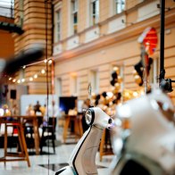 Elegantna Vespa je odlično sovpadala z magičnim ambientom. (foto: Marko Delbello Ocepek)