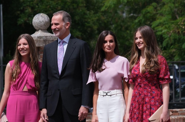 Španska kraljica je za hčerkino birmo oblekla zelo decentno in preprosto kombinacijo v nežnih odtenkih. Iz svoje omare je ponovno …