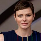 Monaška princesa Charlene senzacionalna v lesketajoči se bluzi in lahkih lanenih hlačah: Popoln videz za ženske nad 50 let