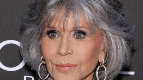 Osupljiv videz Jane Fonda z drobno napako: Modna lekcija na najbolj feministični rdeči preprogi v Cannesu 2023