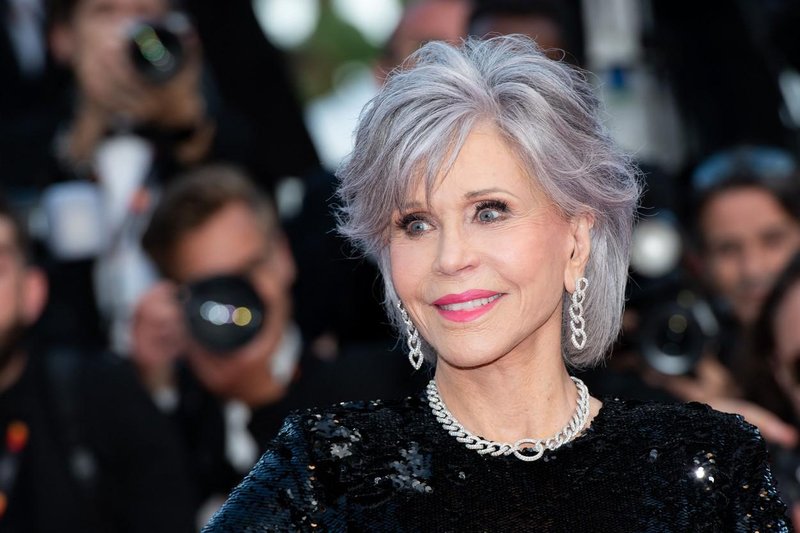 Zasenčila vse igralske kolegice: 85-letna Jane Fonda na zaključni slovesnosti filmskega festivala v Cannesu zablestela v elegantnih hlačah in sijočih bleščicah
