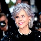 Zasenčila vse igralske kolegice: 85-letna Jane Fonda na zaključni slovesnosti filmskega festivala v Cannesu zablestela v elegantnih hlačah in sijočih bleščicah