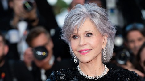 Zasenčila vse igralske kolegice: 85-letna Jane Fonda na zaključni slovesnosti filmskega festivala v Cannesu zablestela v elegantnih hlačah in sijočih bleščicah