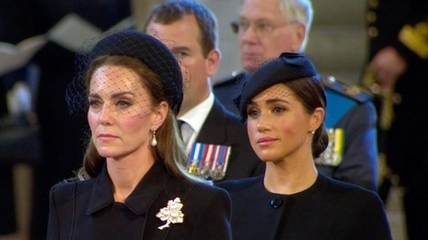 Kraljeva družina prisolila zaušnico princu Harryju in Meghan Markle (to je pa res bolelo)