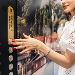 Udeležili smo se prestižne zabave ob bazenu s spektakularnim razgledom nad Ljubljano, kjer so vsi znani obrazi nosili belo (FOTO) (foto: Žiga Intihar)