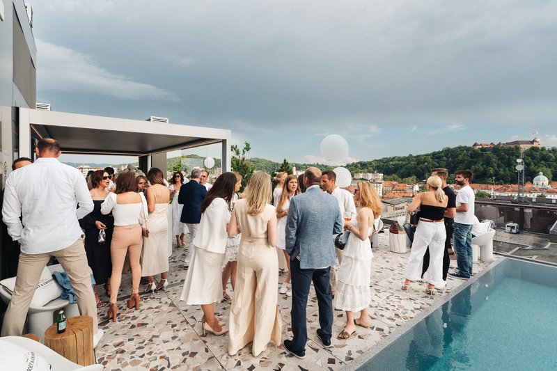 Udeležili smo se prestižne zabave ob bazenu s spektakularnim razgledom nad Ljubljano, kjer so vsi znani obrazi nosili belo (FOTO)
