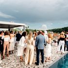 Udeležili smo se prestižne zabave ob bazenu s spektakularnim razgledom nad Ljubljano, kjer so vsi znani obrazi nosili belo (FOTO)
