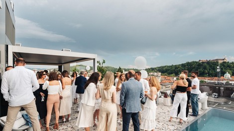 Udeležili smo se prestižne zabave ob bazenu s spektakularnim razgledom nad Ljubljano, kjer so vsi znani obrazi nosili belo (FOTO)