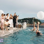 Udeležili smo se prestižne zabave ob bazenu s spektakularnim razgledom nad Ljubljano, kjer so vsi znani obrazi nosili belo (FOTO) (foto: Žiga Intihar)