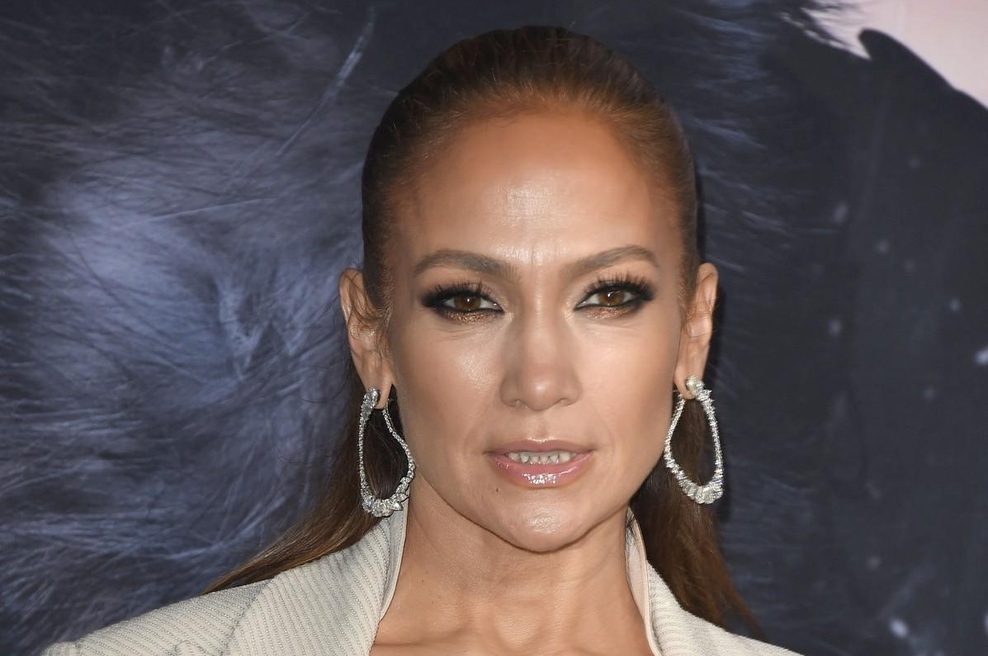 Jennifer Lopez na najnovejši fotografiji razkriva trende poletja: Enodelne kopalke bi morale ženske nad 50. let nositi tako (foto: Profimedia)