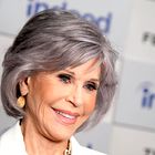 Nova pričeska Jane Fonda srednje dolžine, ki je videti dobro v vseh letih: Igralka osupljiva v lesketajočem suknjiču in z rdečo šminko