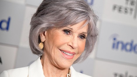 Jane Fonda poosebljena eleganca z zlatimi dodatki: Tako nositi belo obleko pri 86 letih
