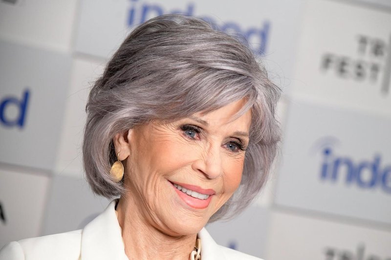 Nova pričeska Jane Fonda srednje dolžine, ki je videti dobro v vseh letih: Igralka osupljiva v lesketajočem suknjiču in z rdečo šminko (foto: Profimedia)