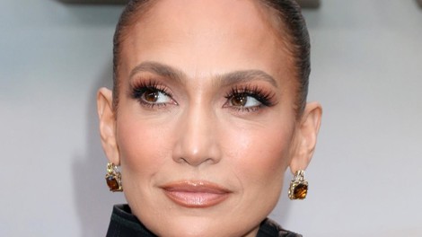 Ekstravagantne prozorne pete Jennifer Lopez so nezaslišane, toda bel stajling odlično podaljša njeno postavo