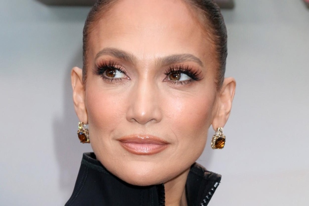 Jennifer Lopez vedno ve, kako prefinjeno spremeniti svoj videz, ne glede na to, ali poslovnim oblačilom doda velike zlate uhane …