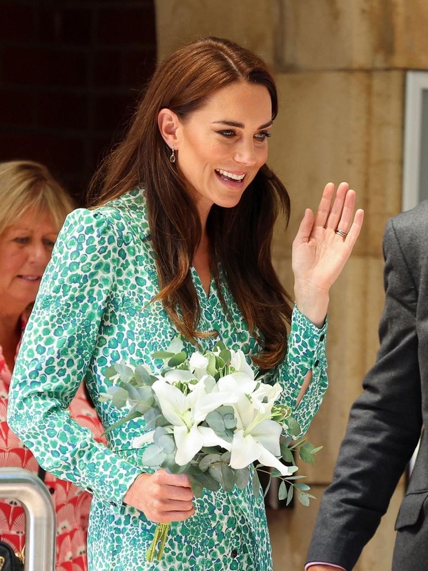 Na prvi pogled bi se vam morda zdelo, da Catherine Middleton nosi obleko s cvetličnim vzorcem, v kakršni se je …