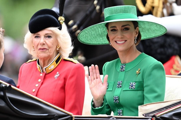 Valižanska princesa je navdušila z izbiro zelene obleke, pod katero se je podpisal singapurski oblikovalec s pariškim naslovom Andrew Gn. …