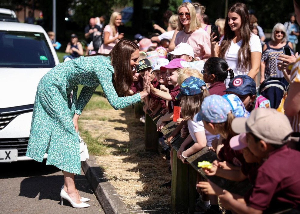 Kate Middleton je že nosila značilno obleko angleške znamke – januarja 2023 je med protokolarnim obiskom kraljeve liverpoolske bolnišnice blestela …