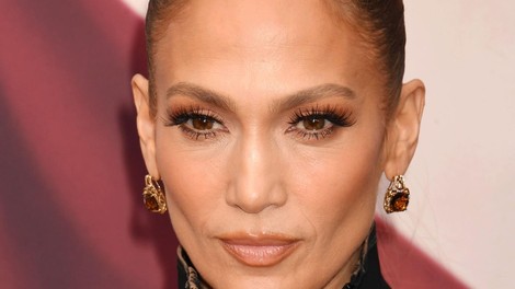 Jennifer Lopez se je odločila za poletno preobrazbo pričeske: To je lepotni detajl, ki ga nismo pričakovali (zvezdnica pa je videti odlično)