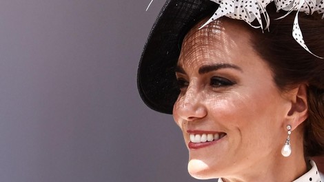 Princesa Diana bi bila ponosna: Kate Middleton očarljiva v črno-beli kombinaciji po vzoru lady Di