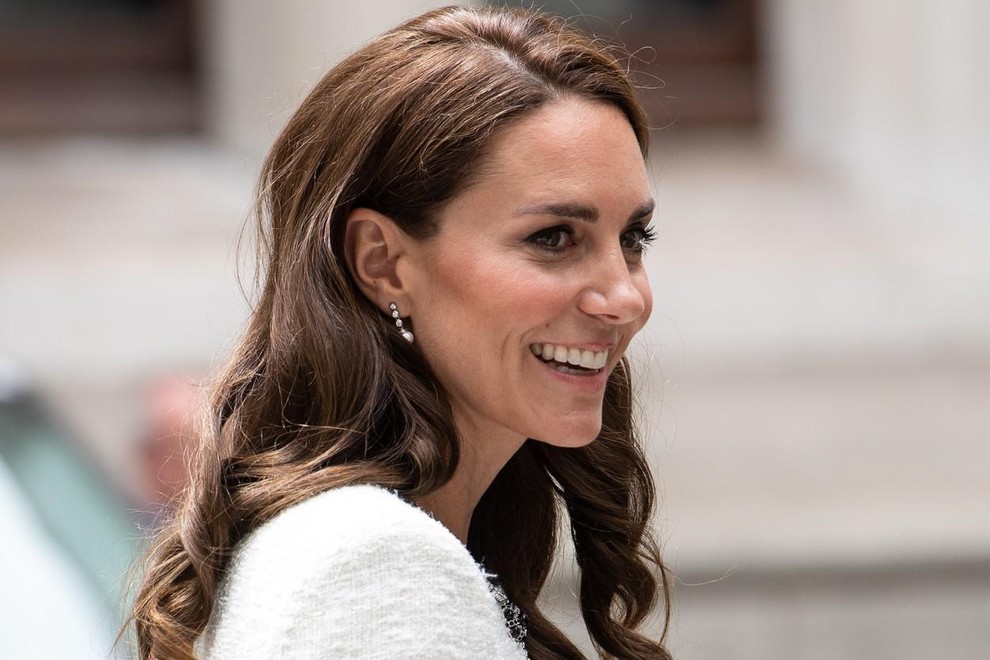 Na odprtju prenovljene Narodne galerije portretov je bila Catherine Middleton utelešenje prefinjene elegance, odeta v belo obleko zanimivega kroja. Oglejte …