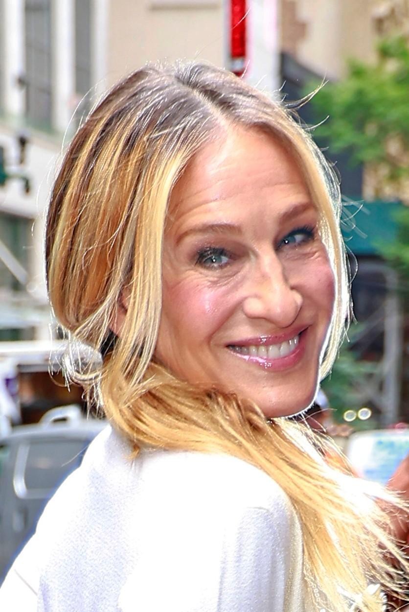 Sarah Jessica Parker se je z obleko v slogu Carrie Bradshaw odločila za metodično oblačenje. Igralka je s slavnostno razsvetljavo …