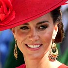 Vse oči so bile na njej: Kate Middleton s svojo ognjeno rdečo obleko na Royal Ascotu ukradla vso pozornost