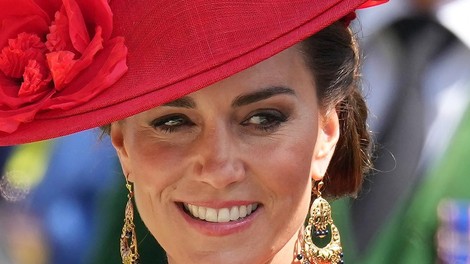 Vse oči so bile na njej: Kate Middleton s svojo ognjeno rdečo obleko na Royal Ascotu ukradla vso pozornost