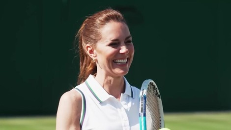 Videz, ki se ne bo nikoli več ponovil: Kate Middleton v teniškem mini krilu na treningu z Rogerjem Federerjem na igrišču v Wimbledonu