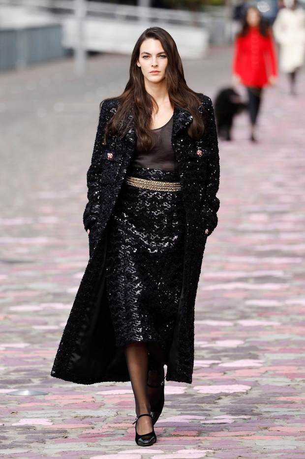 Chanelova muza Caroline de Maigret otvorila revijo visoke mode v Port de la Conférence: Prefinjena preprostost francoske modne hiše uteleša svobodno in prefinjeno Parižanko