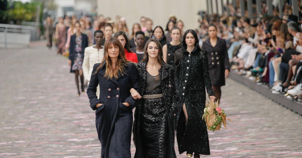 L’égérie de Chanel, Caroline de Maigret, a inauguré un défilé haute couture au Port de la Conférence : la simplicité raffinée de la maison française incarne la Parisienne libre et sophistiquée – Actualités