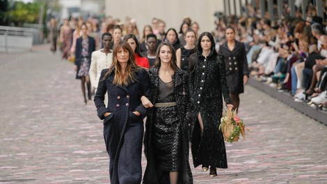 Chanelova muza Caroline de Maigret otvorila revijo visoke mode v Port de la Conférence: Prefinjena preprostost francoske modne hiše uteleša svobodno in prefinjeno Parižanko