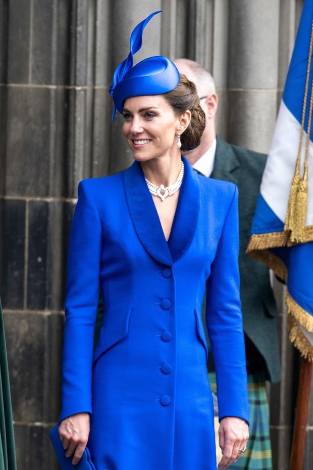 Za to priložnost je Kate, ki je na Škotskem znana kot vojvodinja Rothesay, ponovno oblekla kobaltno modro plašč/obleko britanske oblikovale, …