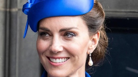 Kate Middleton se je z izbiro nakita ganljivo poklonila tako princesi Diani kot kraljici Elizabeti II.: Barva njene obleke pa je nosila pomembno sporočilo