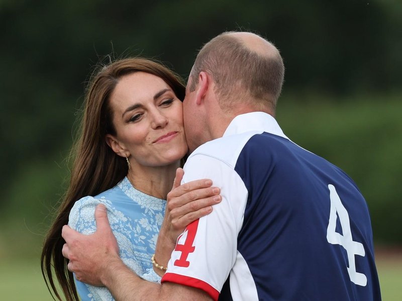 "Rak je uničil najlepšo ljubezensko zgodbo": Princ William in Kate Middleton nista slutila, kakšno zlo ju čaka
