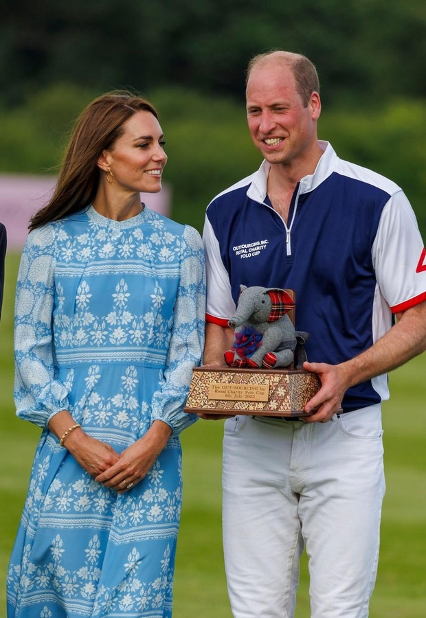 Tokrat je princesa Kate izbrala pastelno barvno paleto, ko se je udeležila dogodka Out-Sourcing Inc. Royal Charity Polo Cup 2023 …