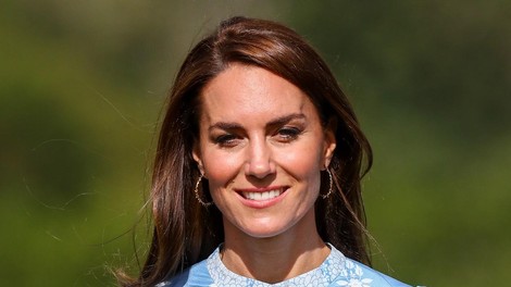 Kate Middleton ponovno najbolje oblečena gostja: Cvetlična svetlo modra obleka princese Kate je njen najlepši poletni videz