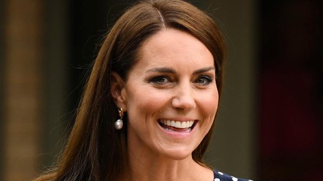 Kate Middleton se peke slaščic loti v najbolj prikupni pikčasti obleki po vzoru princese Diane