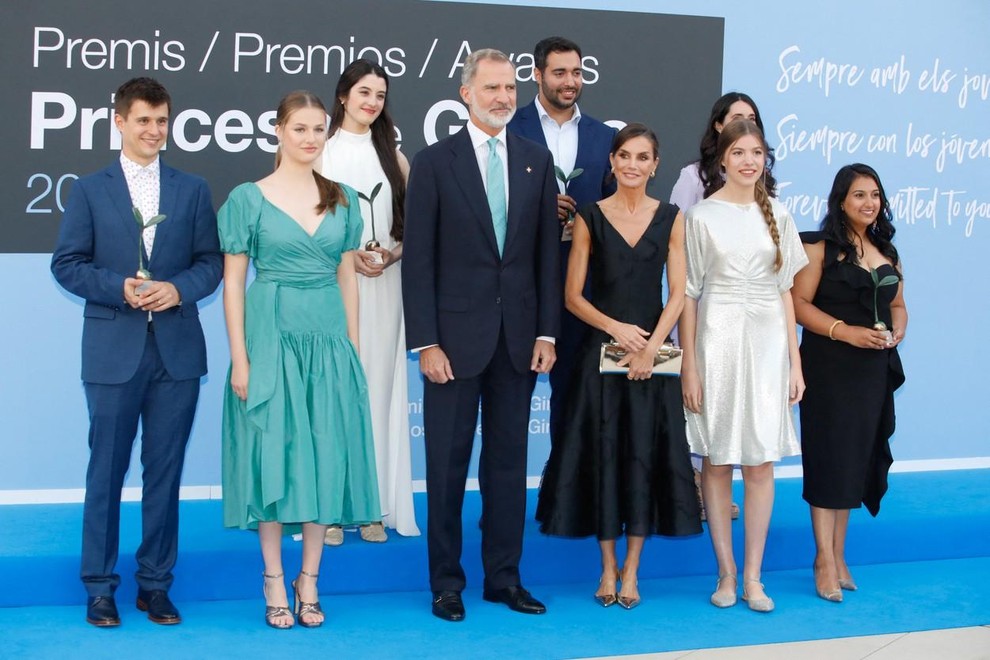 Leonor in Letizia sta lase nosili v čopu, Sofija pa jih je spletla v kito, ki ji je padala čez …
